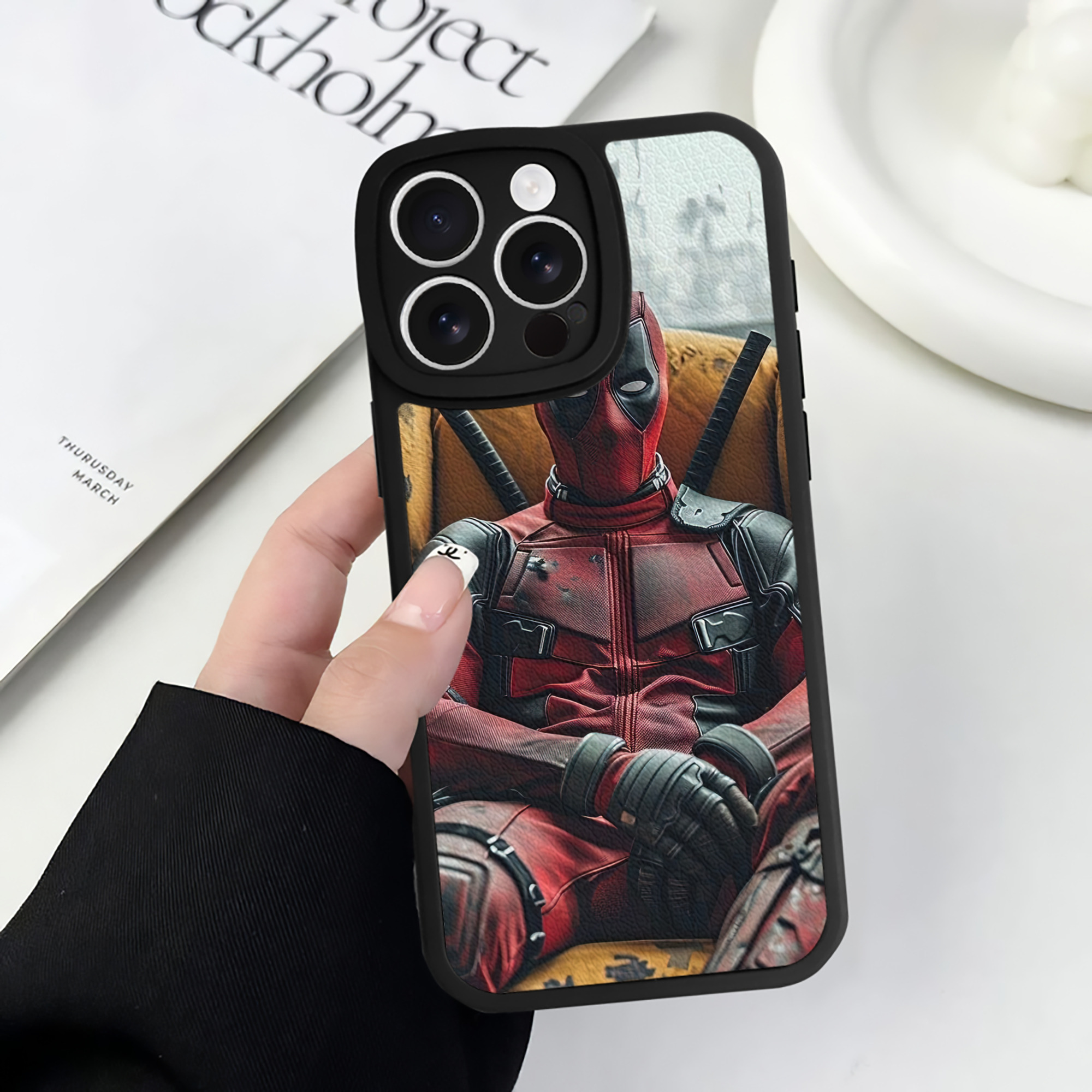 （画像用） Deadpool デッドプール 【iPhone 16シリーズ対応】シリコンスマホケース（レザー調） 材質：シリコン